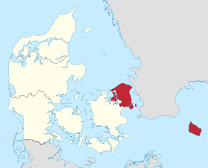 Et kort, der fremhæver København med rødt, beliggende på Danmarks østkyst, inklusive de omkringliggende regioner og vandområder.