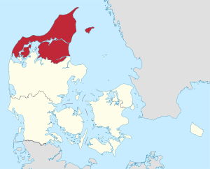Kort, der fremhæver Nordjylland, Danmark, i rødt, med omkringliggende områder i beige og vandområder i blåt.