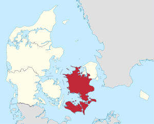 Kort, der fremhæver øen Sjælland i Danmark i rødt, omgivet af andre landmasser og vandområder.
