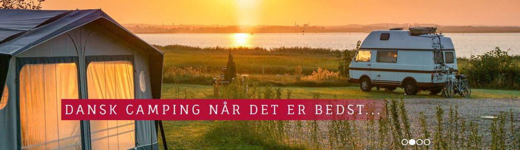 Byliv.nu: Campervan og telt sat op ved en søside ved solnedgang, med træer og græs i baggrunden. Tekstoverlejring lyder: