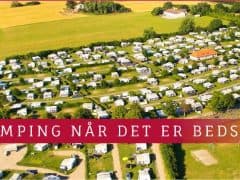 Byliv.nu: Luftfoto af en stor campingplads med talrige telte og mobile homes nær en vandmasse og grønne marker, med sætningen "Dansk camping når det er bedst..." i forgrunden.