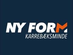 Byliv.nu: Billedet viser et logo med teksten "NY FORM" med fede hvide bogstaver, og "KARREBÆKSMINDE" med mindre hvide bogstaver nedenfor på en mørkeblå baggrund.
